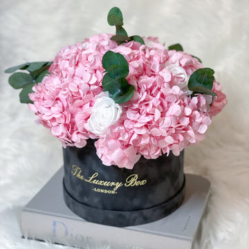 Preserved hydrangea and infinity roses bouquet. floral arrangement flower box for flower delivery 